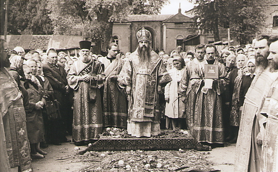 4-Богослужение перед Спасским храмом. Фото-1980-х годов.jpg